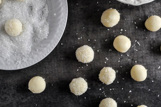 Sparkly White Chocolate Lemon Truffles I howsweeteats.com