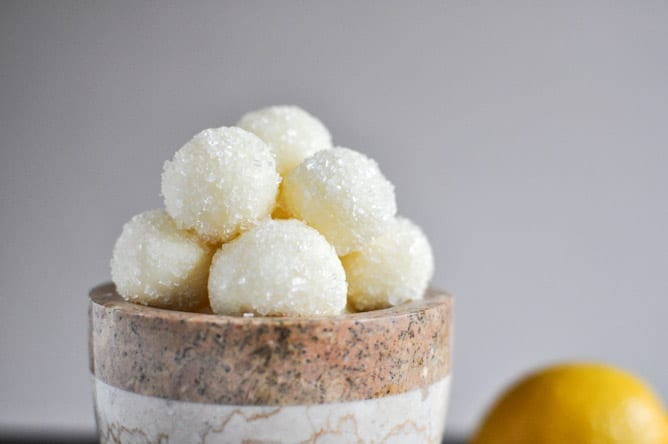 Sparkly White Chocolate Lemon Truffles I howsweeteats.com