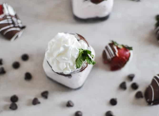 No-Bake Chocolate Covered Strawberry Cheesecakes I howsweeteats.com