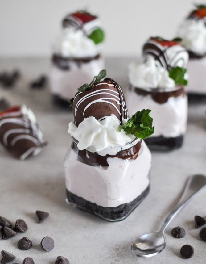 No-Bake Chocolate Covered Strawberry Cheesecakes I howsweeteats.com