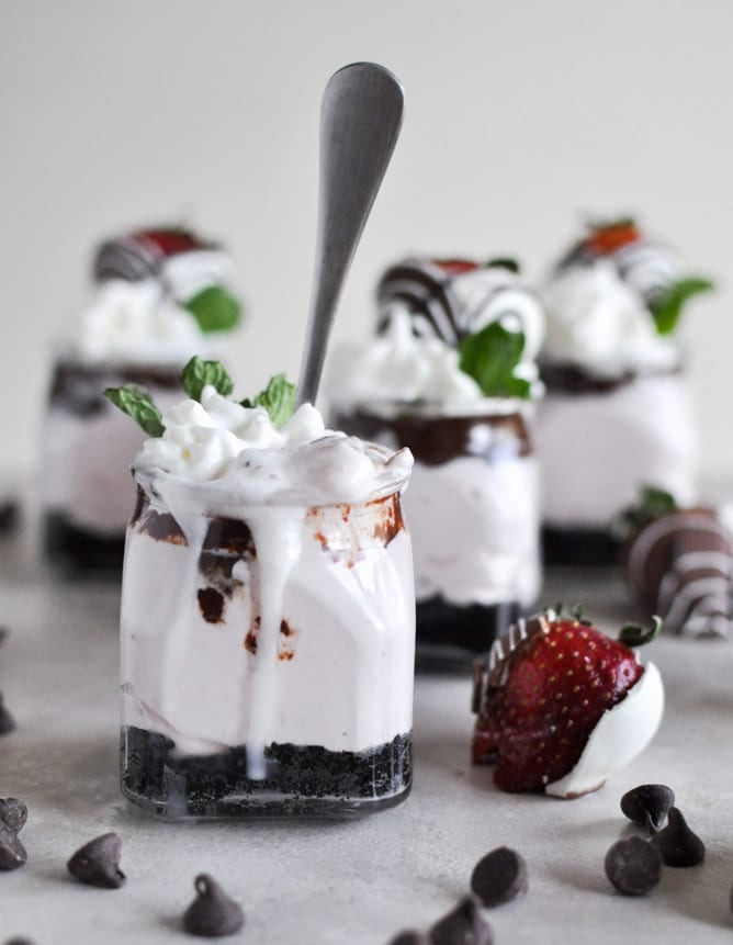 No-Bake Chocolate Covered Strawberry Cheesecakes I howsweeteats.com