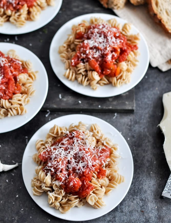Favorite Simple Crockpot Tomato Sauce I howsweeteats.com