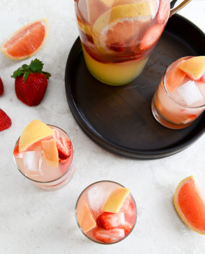 Sparkling Grapefruit Sangria I howsweeteats.com