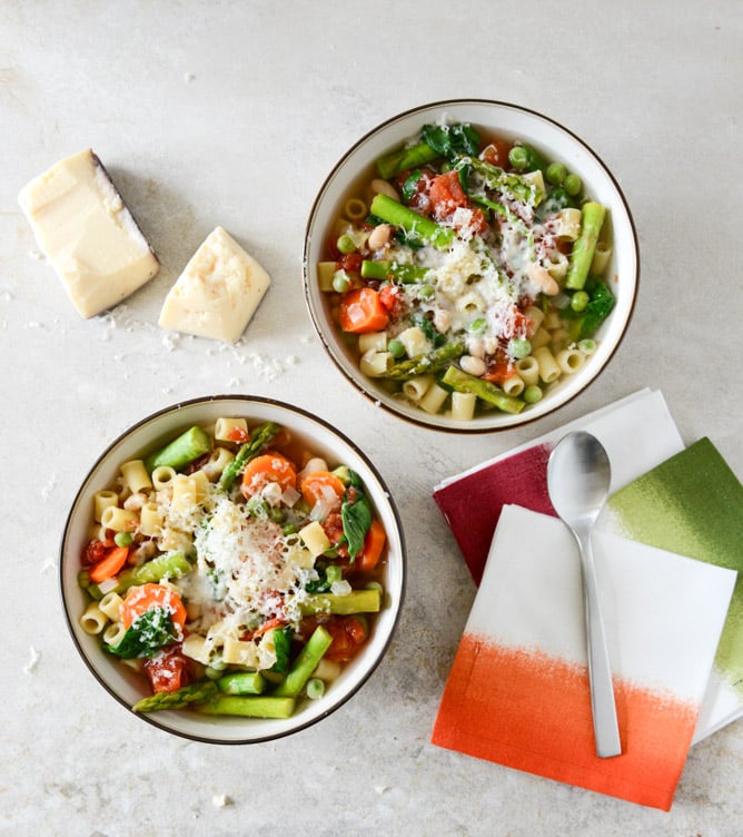 Easy Springtime Crockpot Minestrone I howsweeteats.com