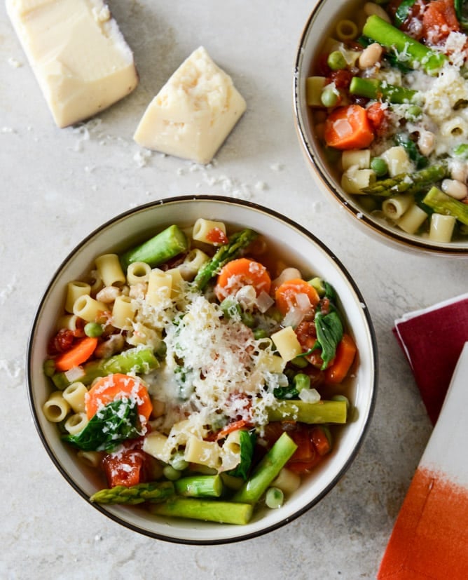 Easy Springtime Crockpot Minestrone I howsweeteats.com