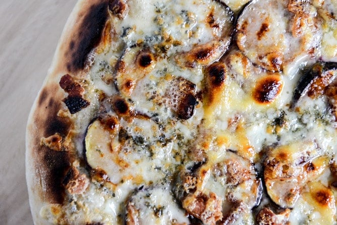Fresh Fig, Bacon + Blue Cheese Pizza I howsweeteats.com