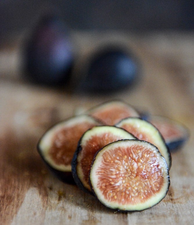 Fresh Fig, Bacon + Blue Cheese Pizza I howsweeteats.com