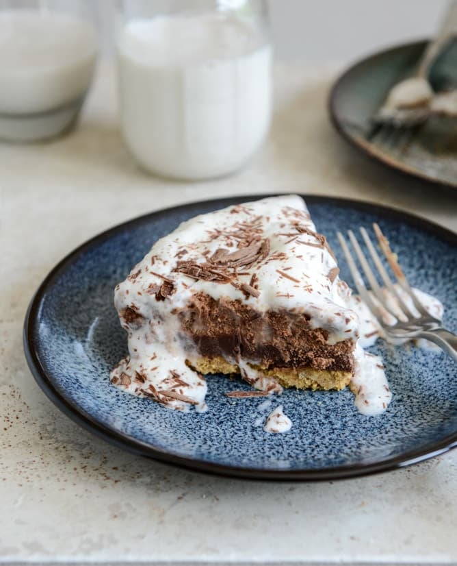 Chocolate Peanut Butter Truffle Pie I howsweeteats.com