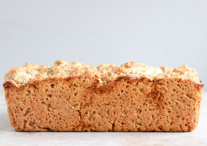White Cheddar Beer Bread I howsweeteats.com