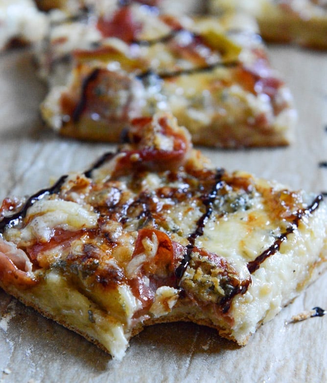 Caramelized Pear, Crispy Prosciutto + Blue Cheese Pizza I howsweeteats.com