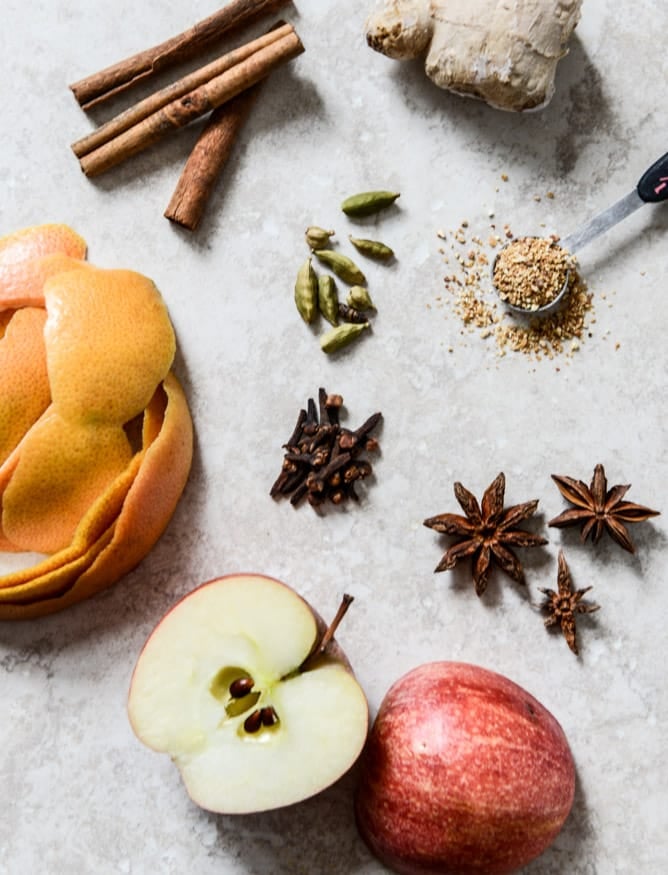 homemade simmering spices - how to make your house smell amazing during the holidays! I howsweeteats.com