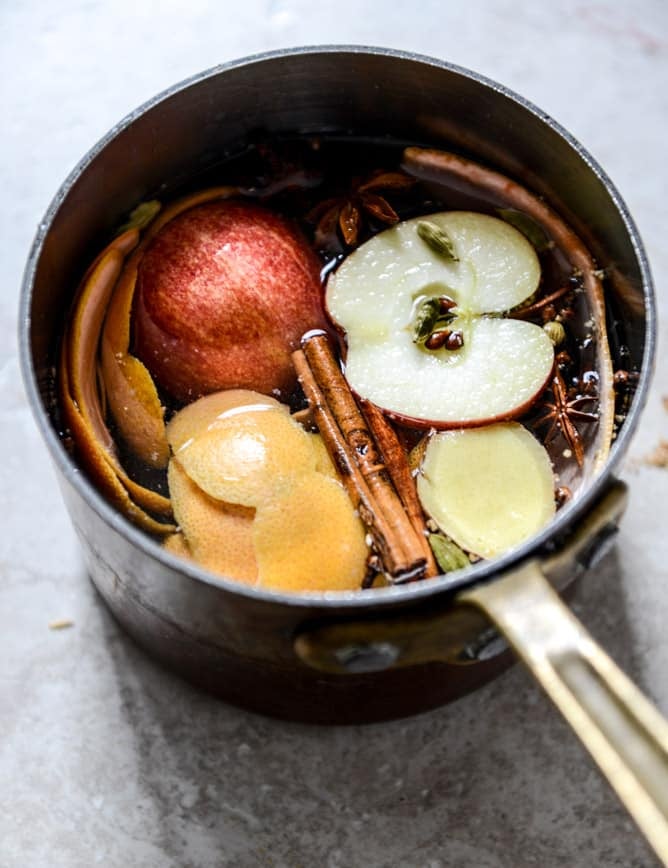 homemade simmering spices - how to make your house smell amazing during the holidays! I howsweeteats.com