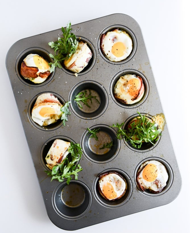 Spinach and Red Pepper Bacon Wrapped Eggs I howsweeteats.com