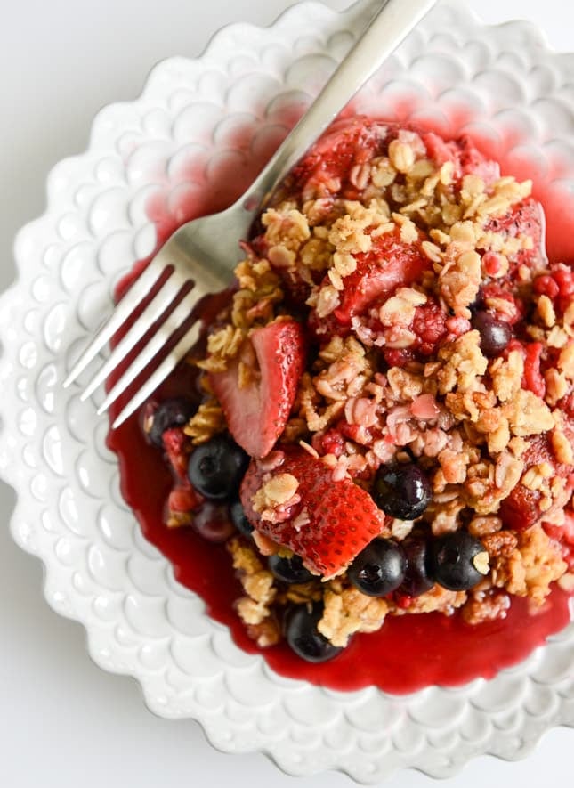 summer sangria triple berry crumble I howsweeteats.com