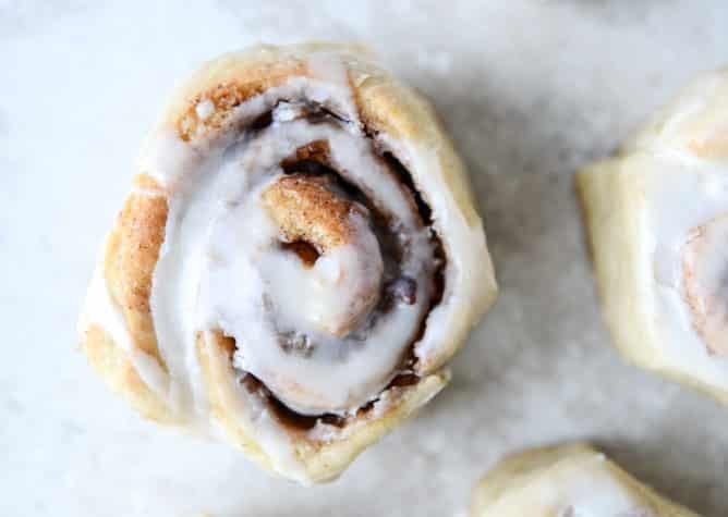 bacon cinnamon rolls I howsweeteats.com