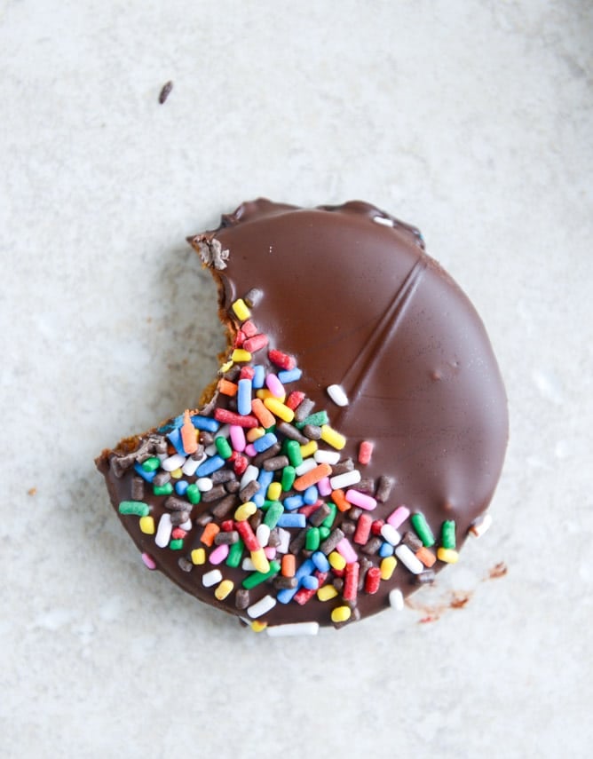 homemade chocolate covered graham crackers I howsweeteats.com