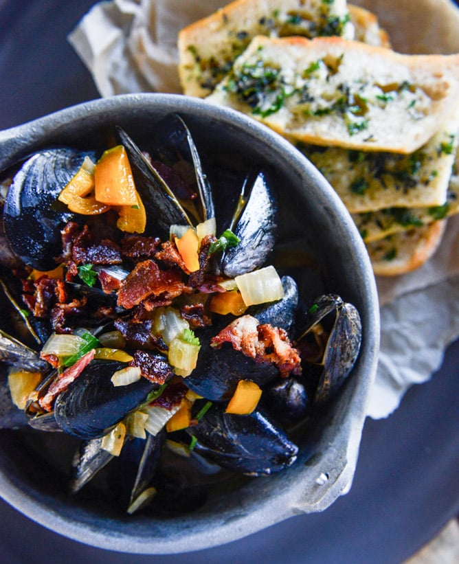 honey beer mussels with butter herb baguettes I howsweeteats.com