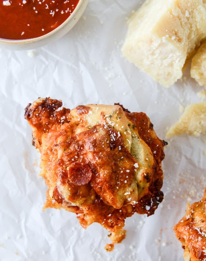 pepperoni pizza pull apart breads I howsweeteats.com