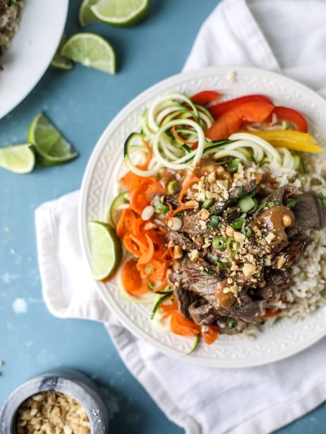 thai beef bowls I howsweeteats.com 