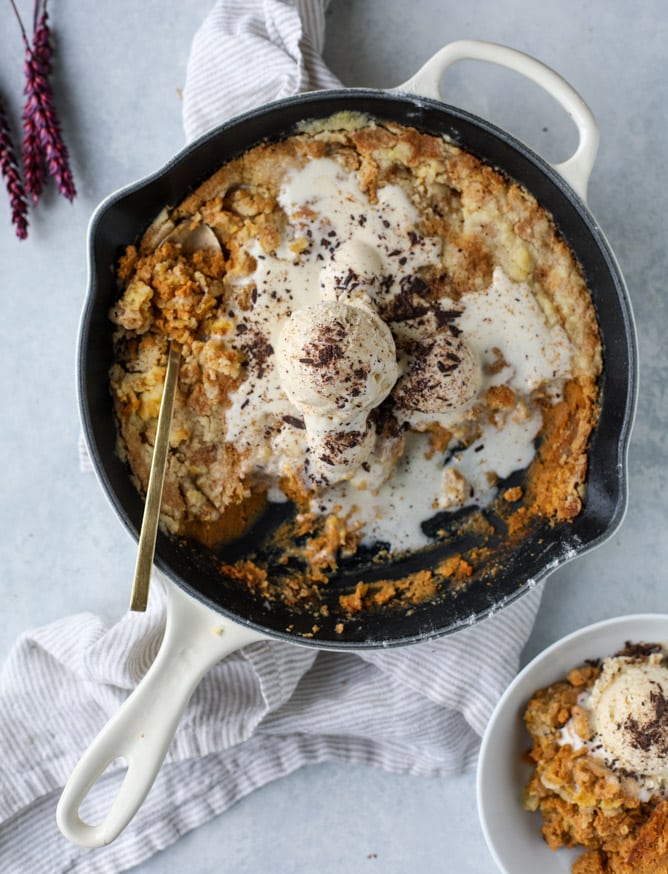 pumpkin skillet cobbler I howsweeteats.com